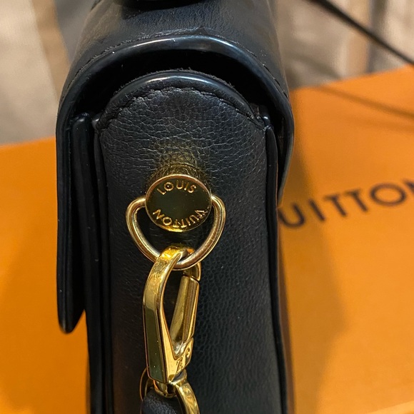 Louis Vuitton Very Messenger - Picture 12 of 13